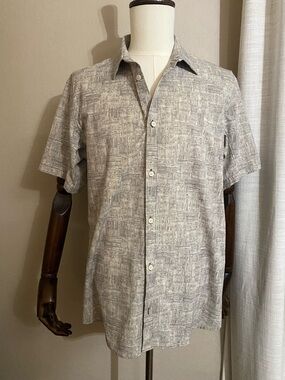 Lululemon Short-Sleeve Button-Up Shirt in Light Gray